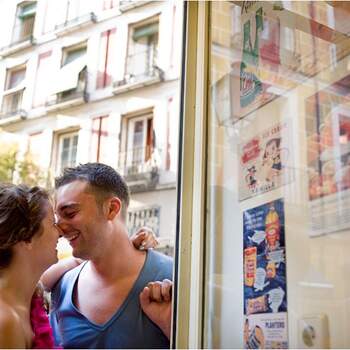 Los escaparates de las tiendas ofrecen muchas posibilidades de captar gestos románticos a los fotógrafos. Foto: Dani Alda