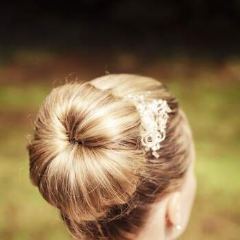 Eleganter Dutt mit voluminöser Wirkung. Romantische Brautfrisur festgehalten von www.yourphoto.de