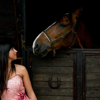 Una original imagen de la novia junto a un caballo. Foto: Jesús Vecino. Flor de Naranja.