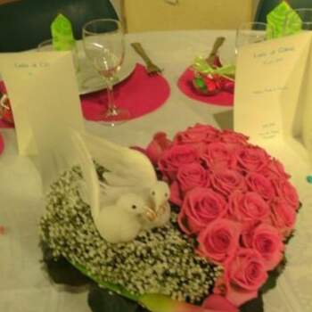 Centre de table "Colombes", coeur floral partagé en deux par la passion : une moitié gypsophile, sur laquelle vient se nicher un couple de colombes et l'autre moitié de 20 roses - Crédit photo: Twenga