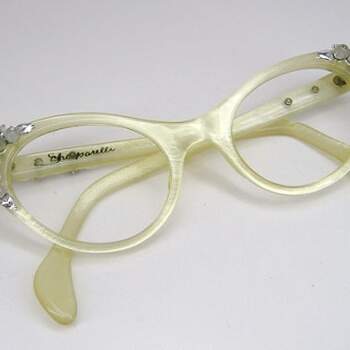 Gafas de ver 'cat eye' con diamantes y flores, de Schiaparelli. Foto: Etsy. 