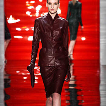 Los trajes de chaqueta, como este de color vino, también se ajustan a la silueta de la mujer.