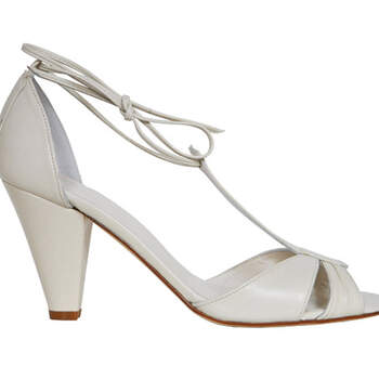 Beaucoup d'allure avec ces chaussures blanches signées Ellips. Ce modèle Desya se ferme avec un lacet autour de la cheville