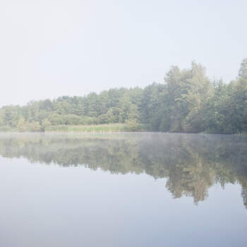 Le mot du photographe : Ce que j'aime dans cette photo c'est l'ambiance zen et seul au monde, j'ai voulu joué le coté symétrie ! Il y a une symétrie des arbres grâce au reflet dans l'eau, mais également dans la position des mariés.
Il y a un petit clin d'oeil rappelant le thème du mariage "rose & blanc" grâce au lacet de couleur du marié et aux converses rose de la mariée.

Si cette photo est selon vous, LA PLUS BELLE PHOTO DE MARIAGE, laissez un commentaire ci-dessous en indiquant le n°10