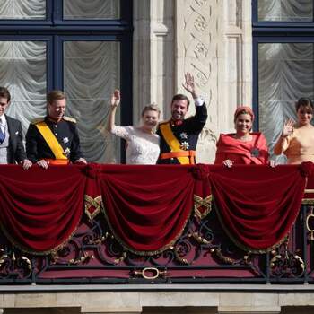 La familia real al completo salió al balcón con los novios. ©Grand-Ducal Court/Guy Wolff/All rights reserved