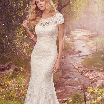 Robe longue brodée le long du corps à manches courtes. 
<a href="https://www.maggiesottero.com/maggie-sottero/hudson/10104?utm_source=mywedding.com&amp;utm_campaign=spring17&amp;utm_medium=gallery" target="_blank">Maggie Sottero</a>