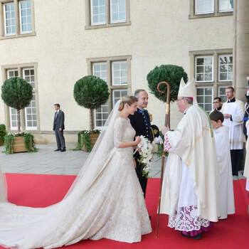 La llegada de la novia permitió contemplar su espectacular vestido creado por Elie Saab. Foto: Elie Saab facebook oficial