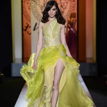 Este modelo en amarillo ha sido uno de los que más nos ha impactado.  Foto: Facebook Versace