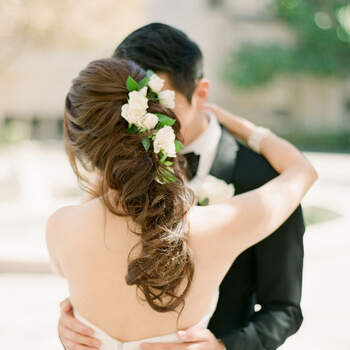 Cabelo de noiva preso com flores | Credits: Koman Photography