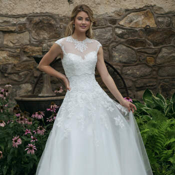 Modelo 44050, vestido de novia sin mangas con aplicaciones de encaje por todo el vestido