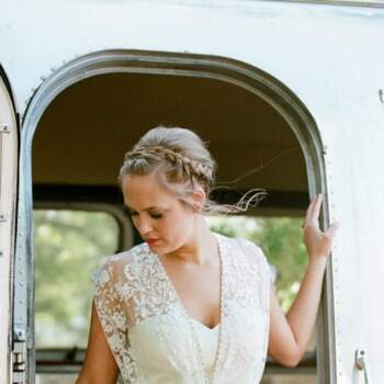 O decote perfeito para noivas boémias: combine-o com penteados clássicos como os coques. Foto: Q Weddings