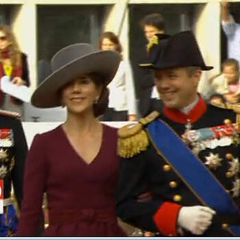 La heredera al trono de Dinamarca fue una de las más elegantes con este traje de chaqueta en color granate. Foto: RTL News