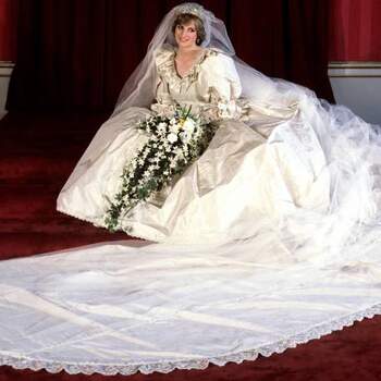 Vestido usado pela princesa Diana em 1981, desenhada por pelo casal David e Elizabeth Emanuel