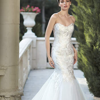 Apliques bordados de encaje metalizados adornan el corpiño de este ajustado  vestido de novia romántico, con falda de tul y escote redondo. Termina con un cierre de corsé en la espalda.

<a href="http://www.maggiesottero.com/dress.aspx?style=5MD121" target="_blank">Maggie Sottero Spring 2015</a>