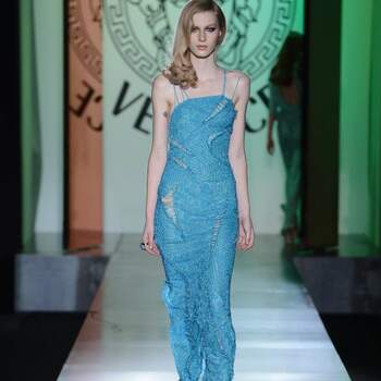 El azul es otro de los colores favoritos de Donatella Versace para esta colección. Foto: Versace facebook