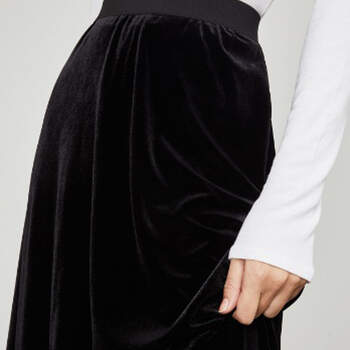 Falda negra de terciopelo. Credits: BCBG Max Azria. 