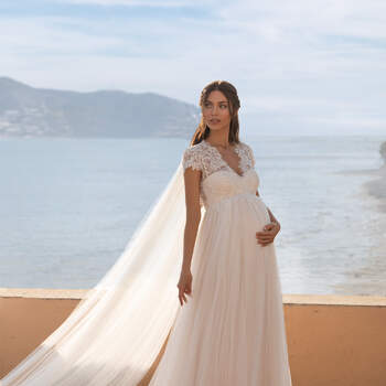 Vestido de noiva corte império, decote coração e capa da coleção Cápsula Maternidade Pronovias 2021 Cruise Collection