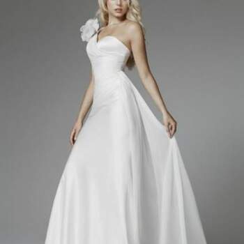 O vestido de noiva deve seguir o estilo e personalidade da noiva. A Blumarine Sposa nos mostra sua coleção 2013, super romântica. E o melhor, se quiser fugir do tradicional branco, opções não faltam nesta coleção com tons de azul!