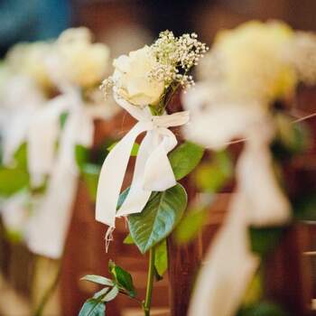 Una rosa blanca y una cinta a juego, para que combinen con el vestido de la novia. Foto: 2Rings Trouwfoto