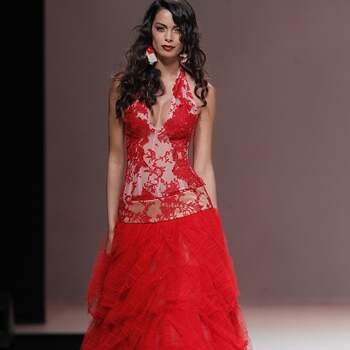 Vera Wang é o nome mais rapidamente associado aos vestidos de noiva vermelhos para as noivas de 2013. Mas a verdade é que a tendência não se fica por esta colecção.