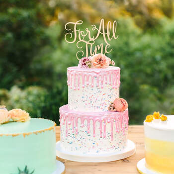 Foto: Alyssa Marie Photography - Pastel de dos pisos con chispas de colores y glaseado rosa pastel