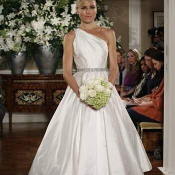 Romona Keveza deixou de lado as cores e apresentou em sua coleção de vestidos de noiva, para Outono 2013, cheios de romantismo, de rendas e detalhes delicados. Perfeito para noivas românticas!