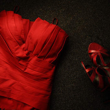 Las novias menos convencionales optan por vestidos de novia poco convencionales, como este totalmente rojo. Foto: Juya Fotógrafo