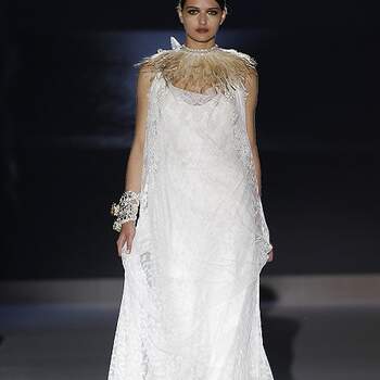 Vestido con superposición de tejidos bordado y collar de plumas. Foto: Barcelona Bridal Week.  