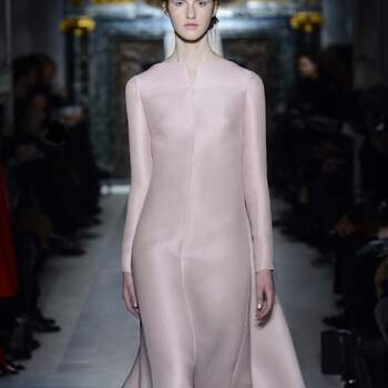 Si quieres darle un toque de color a tu vestido de novia, esta propuesta de Valentino puede servirte de inspiración. Foto: Valentino.