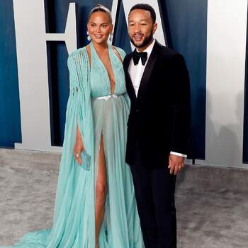 Chrissy Teigen &amp; John Legend ella en Georges Hobeika. Credits: Getty Images