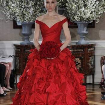 Vera Wang é o nome mais rapidamente associado aos vestidos de noiva vermelhos para as noivas de 2013. Mas a verdade é que a tendência não se fica por esta colecção.