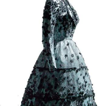 Vestido en raso de rayón azul y transparencia en encaje mecánico de seda negra con decoración aplicada en terciopelo liso y bordado de chenilla.Perteneció a doña Blanca Fernández de Rivera, marquesa de Garcillán en 1947. Foto: Museo Balenciaga.