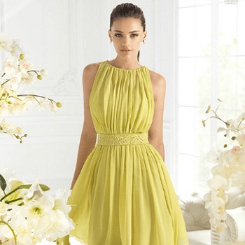Vestido corto para invitadas en color limón. Foto: La Sposa