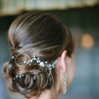 Penteado para noiva com cabelo preso em coque baixo desconstruído | Créditos: Kurt Photography