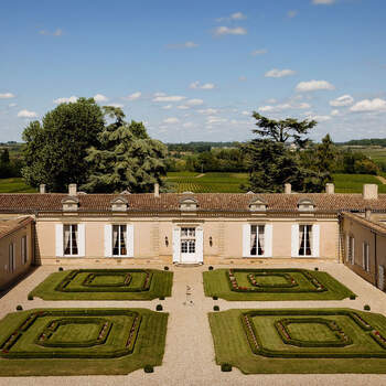 Photo : Château Fombrauge - Niché en plein cœur d'un vignoble de Gironde, cette ancienne chartreuse datant du XVIIème siècle vous ouvre grand ses portes.
« Tout est appréciable au Château. Son vignoble et le jardin raffiné, l’endroit est merveilleux ! »