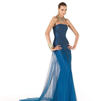 De nuevo el azul es el color escogido para el modelo Rebecca, un precioso vestido palabra de honor con adornos de pedrería en negro.
