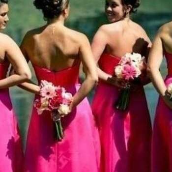 Foto: damas de honor con vestidos strapless de línea A en color fucsia y 'bouquets' a juego. Foto: Cheap Chic Weddings