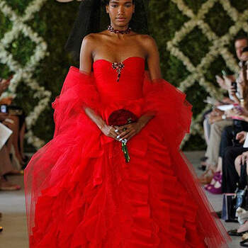 Robe de mariée rouge au décolleté en coeur et à la jupe ultra volumineuse. Photo : Oscar de la Renta