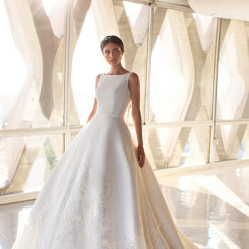 Vestido de noiva corte princesa com bordados na bainha | Modelo Greeen de Pronovias 2021 Cruise Collection