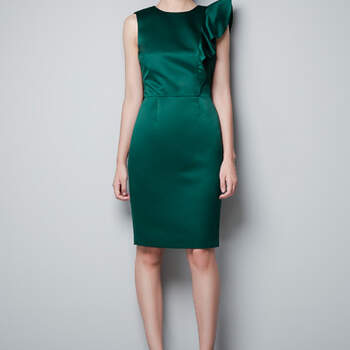 Este vestido satinado te destacará como una invitada sofisticada. Foto: Zara