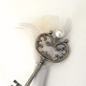 "Tienes la llave de mi corazón". Es lo que parece querer decir este original boutonniere. Foto: Etsy.
