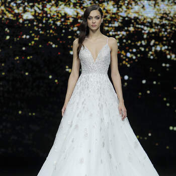 Pronovias. Credits: Barcelona Bridal Fashion Week