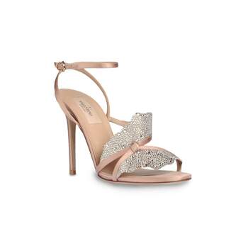 Sandalias nude con alas de mariposa en glitter plata. Credits: Valentino