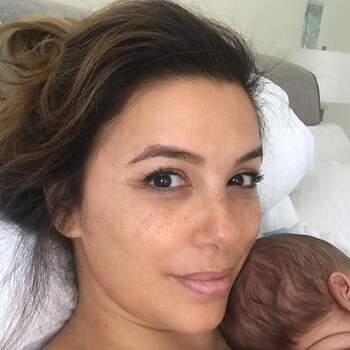 Eva Longoria foi mãe pela primeira vez aos 43 anos de idade. | Foto via Instagram @evalongoria