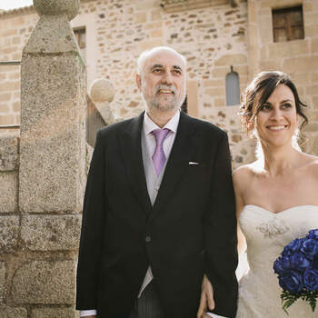 La entrada de la novia es un momennto especial para el padre y clave en la ceremonia. Foto: Nano Gallego