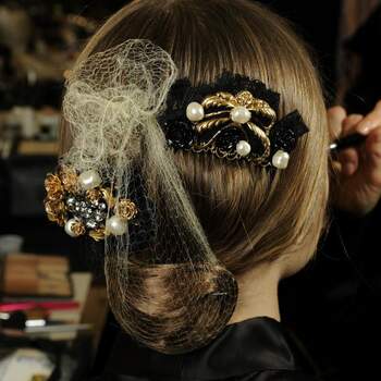 Peinado-joya con peineta, broche y redecilla. Foto: Dolce &amp; Gabbana