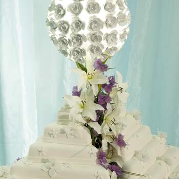 Tarta nupcial con cinco pisos en forma de pirámide y decorada con flores blancas y moradas