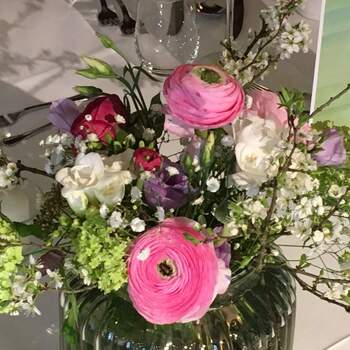 Frühlingshafte Tischdeko von Floristik-Blumen mit Stil