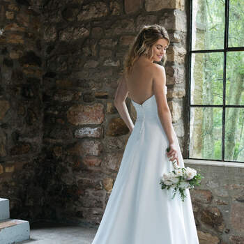 Modelo 44041, vestido de novia sin mangas con escote corazón y pequeña abertura triangular bajo el escote.