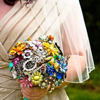 O Buquê reflete o estilo de cada noiva. É uma opção muito pessoal e se você não gosta de flores, vai se inspirar com estes modelos com jóias e pedras. 
